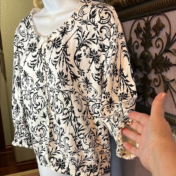 White House Black Market Black and White Blouse - Picture 5 of 9